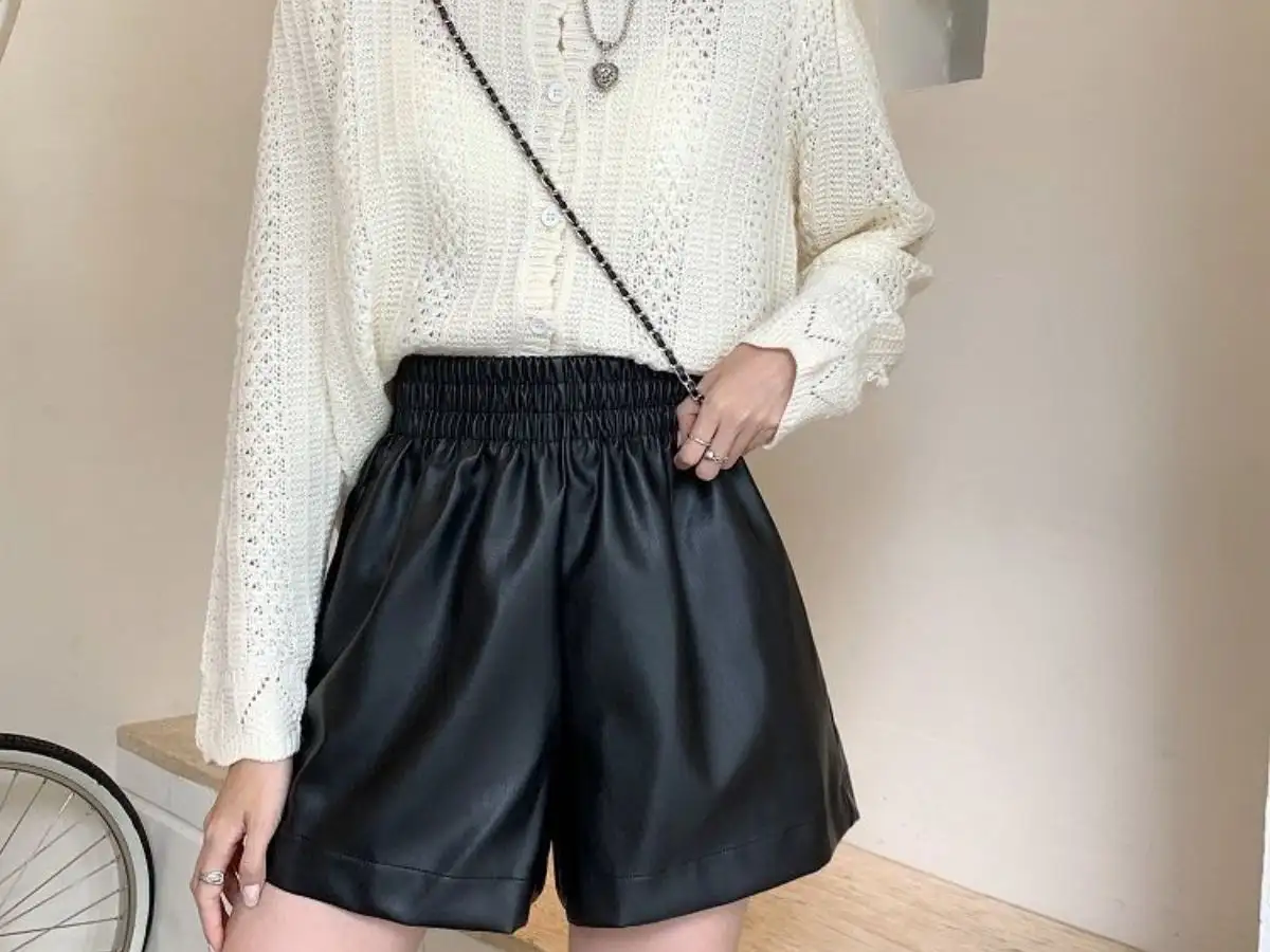 Quần short da đen mang đến vẻ ngoài thời thượng và mạnh mẽ