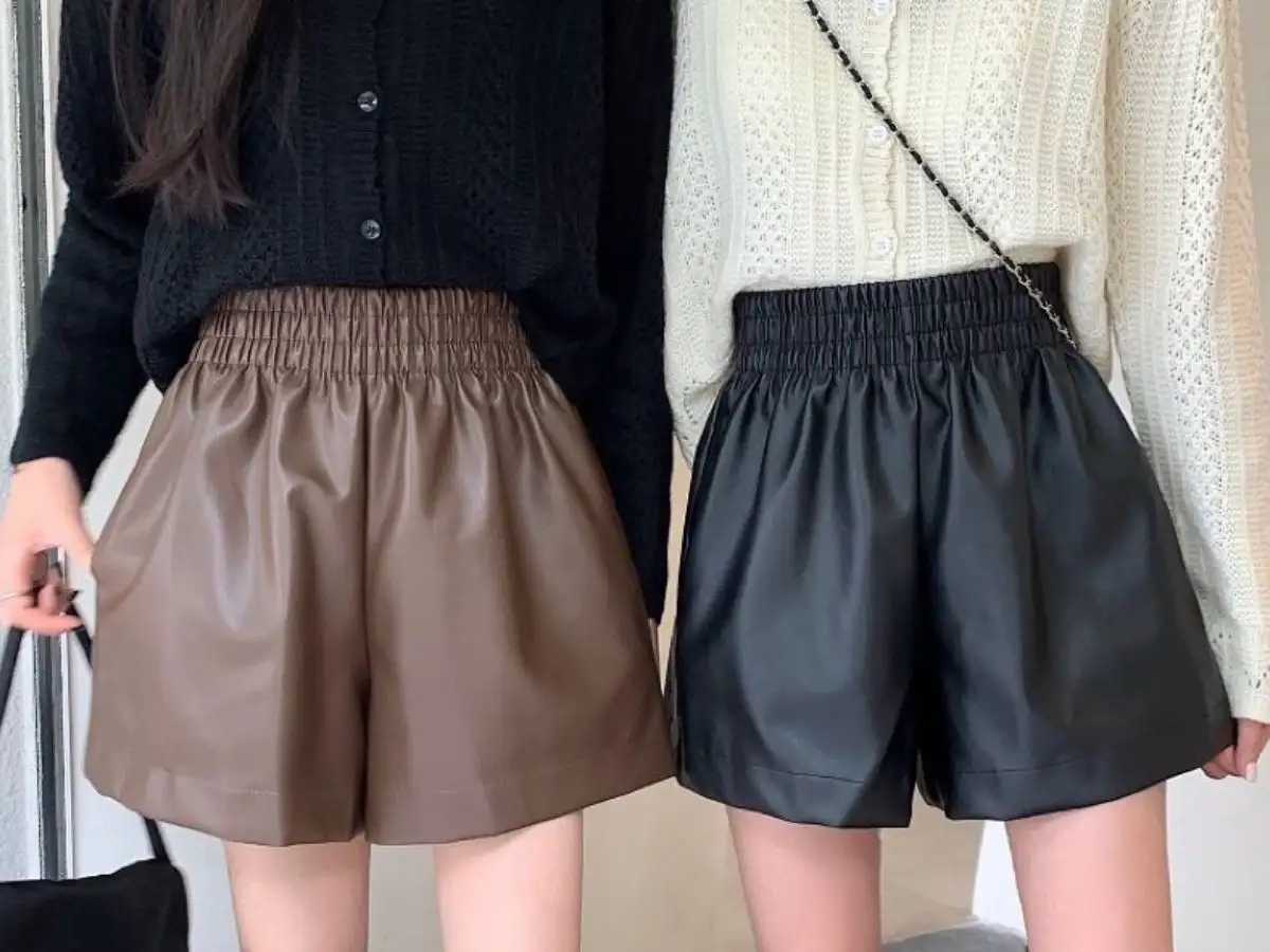 Quần short da kết hợp cùng áo phông đơn giản tạo ra một tổng thể cuốn hút