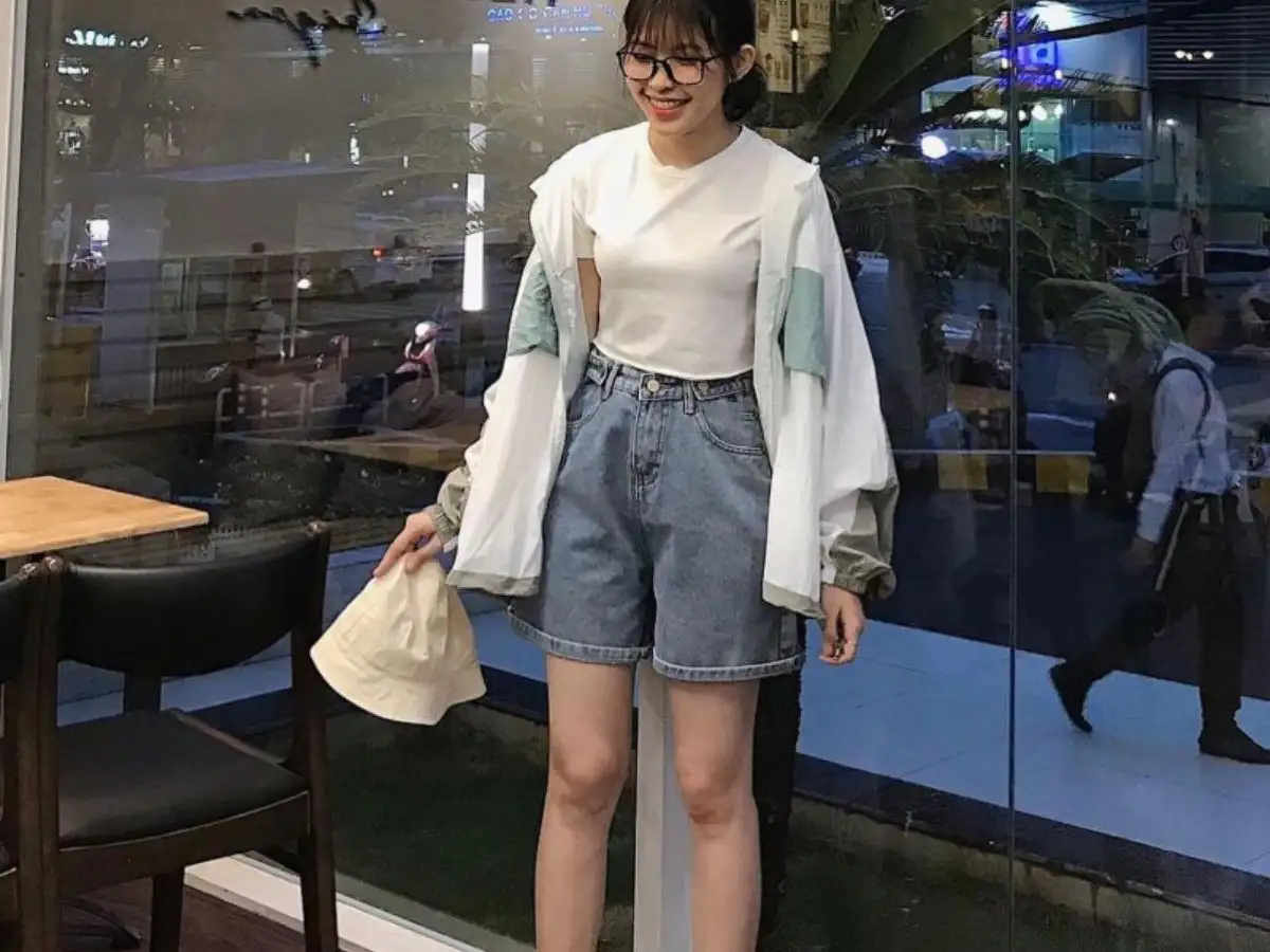 Quần short jean ống rộng sẽ phù hợp với những cô nàng theo đuổi phong cách streetwear, phóng khoáng và tự do