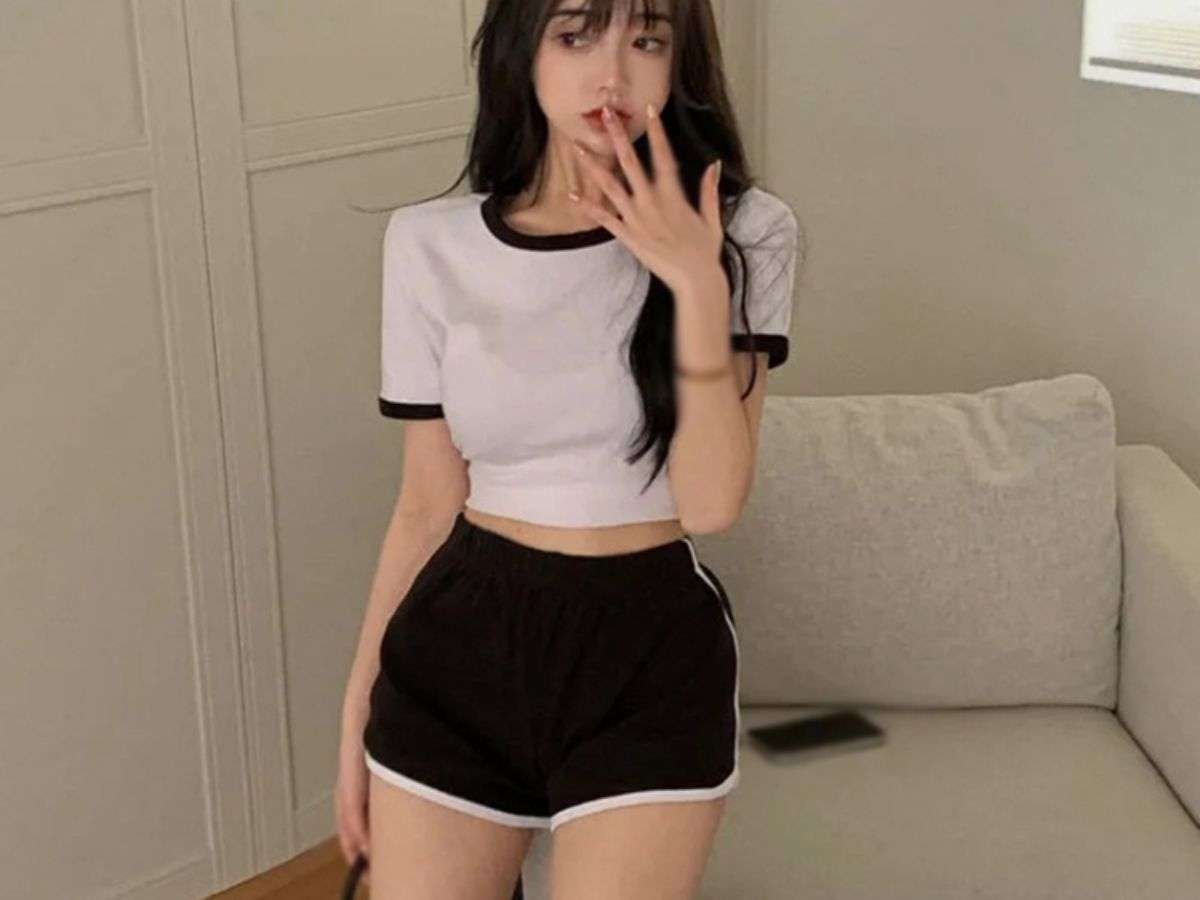 Với dáng người đồng hồ cát, nàng nên chọn quần short cạp cao ôm sát để làm nổi bật đường cong cơ thể