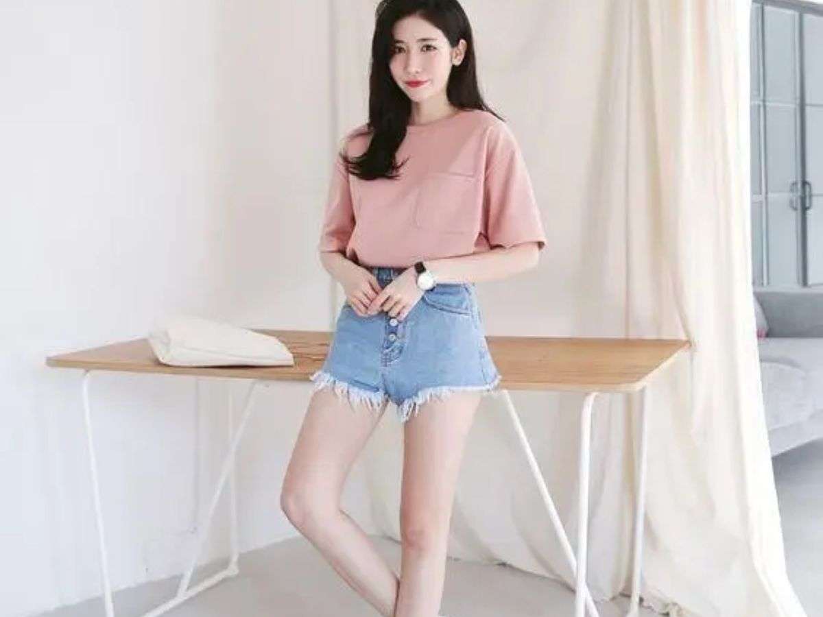 Quần short có thắt lưng hoặc chiết eo tạo điểm nhấn cho dáng người chữ nhật 