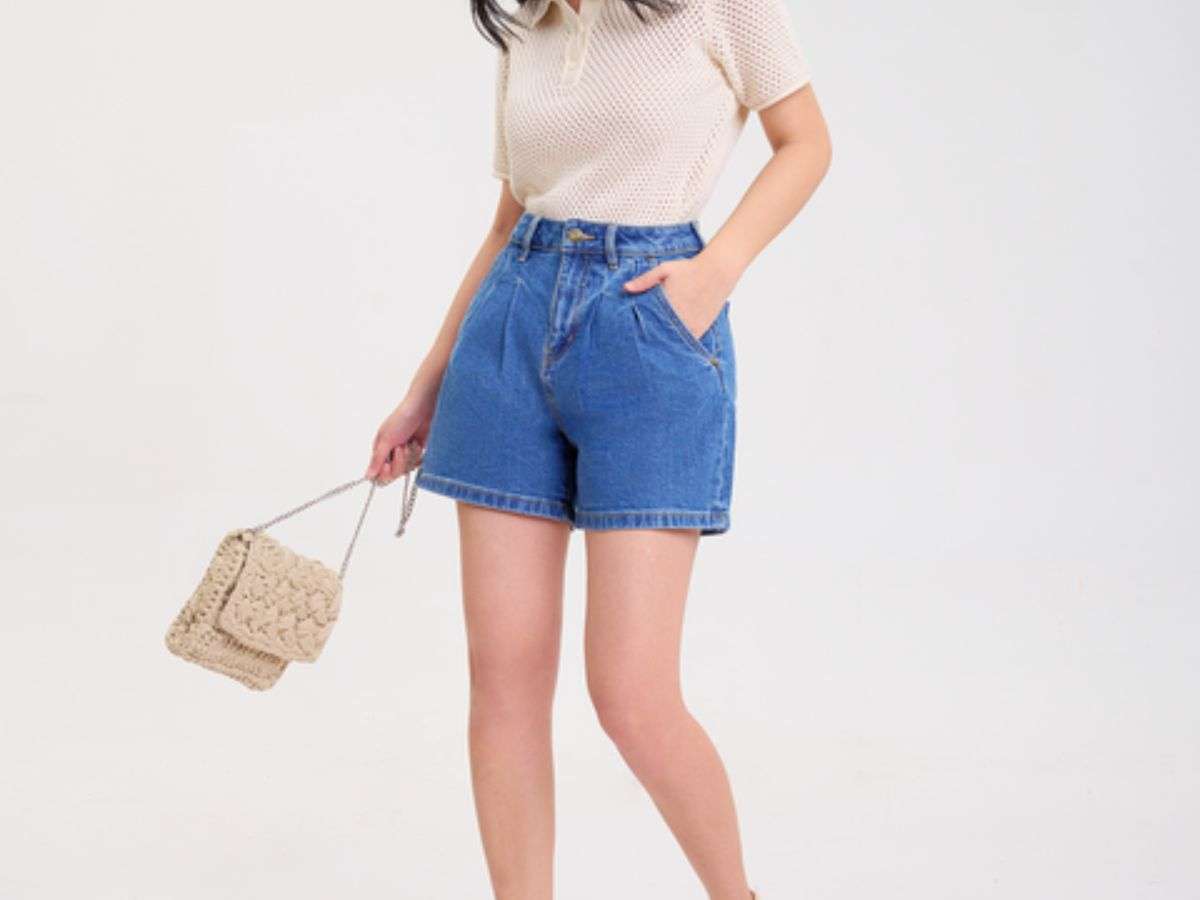Quần short cạp cao với thiết kế đơn giản giúp giảm sự chú ý vào vòng hai