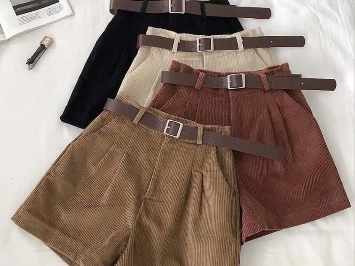 Quần short vải kèm dây lưng rất hiệu quả trong việc tôn dáng 