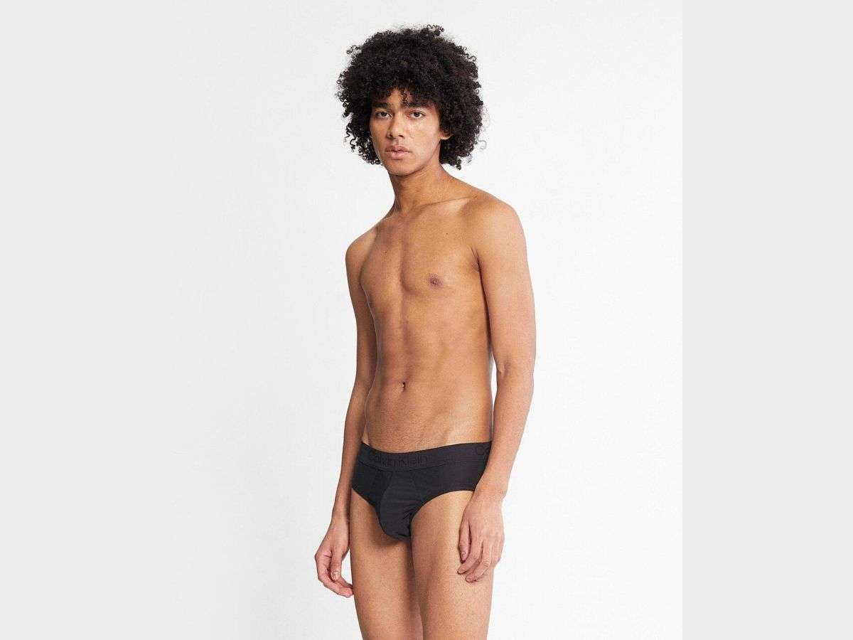 Quần lót nam Calvin Klein là loại quần lót hình tam giác với chất liệu vải vừa vặn