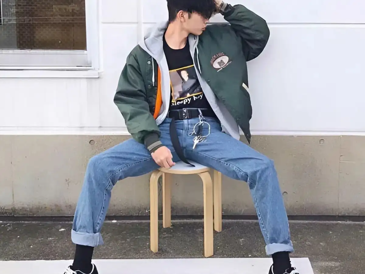 Outfit đơn giản nhưng cuốn hút với áo phông họa tiết kết hợp cùng quần jean xắn gấu