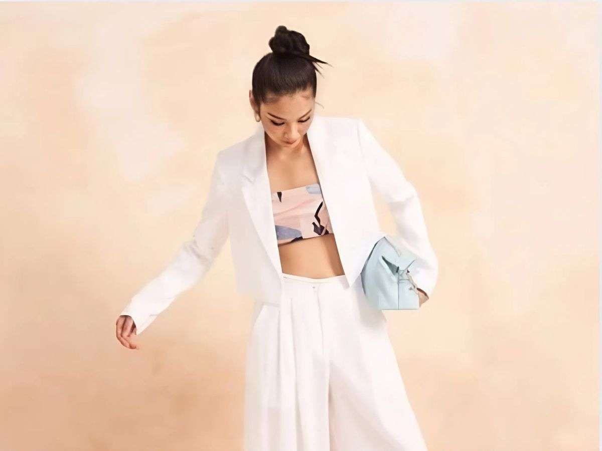 Bra Quây Và Không Dây Kết Hợp Với Vest 