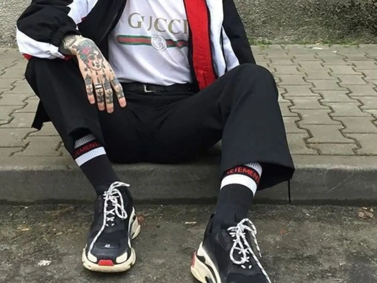 Phối Đồ Vời Giày Balenciaga Nam Cùng Áo Thun Basic Và Graphic Tee