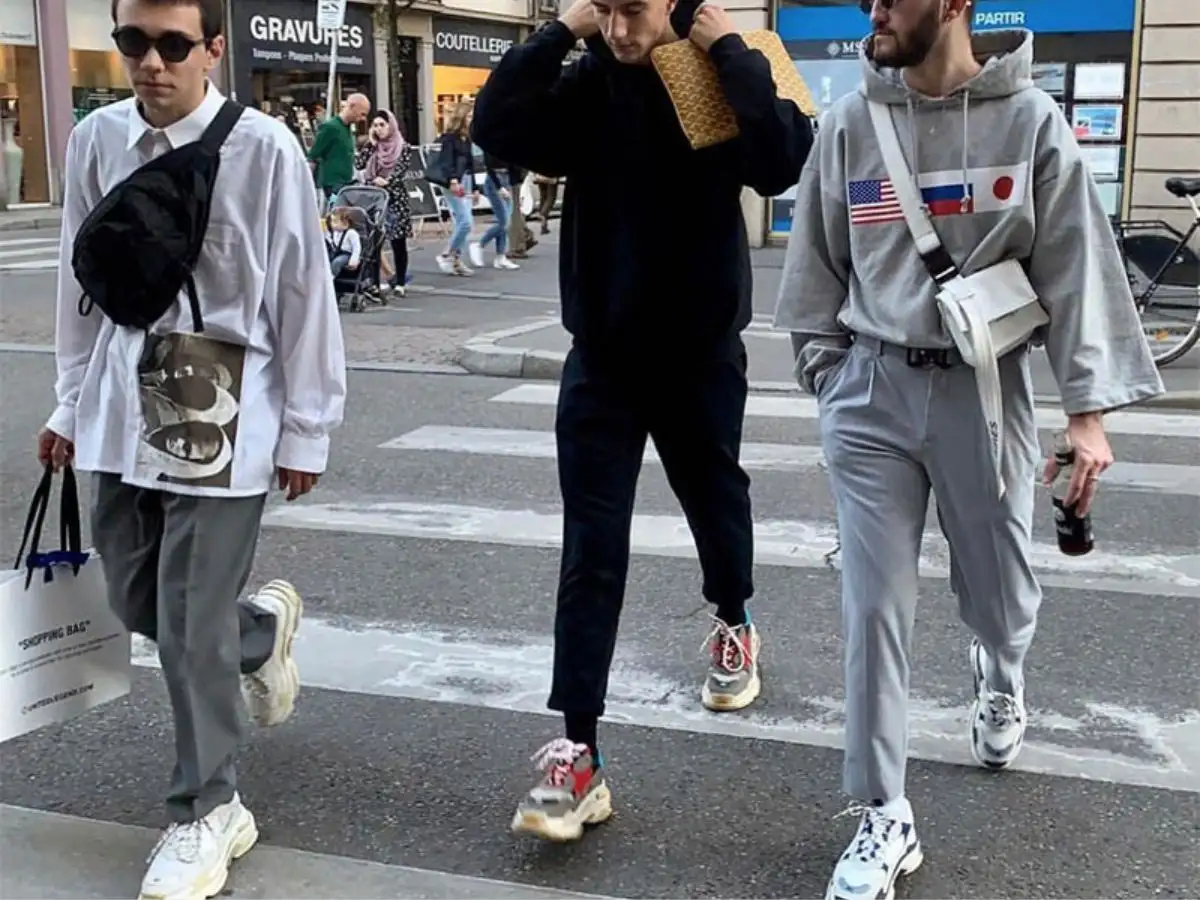 Phối Đồ Vời Giày Balenciaga Nam Cùng Hoodie Hoặc Sweater