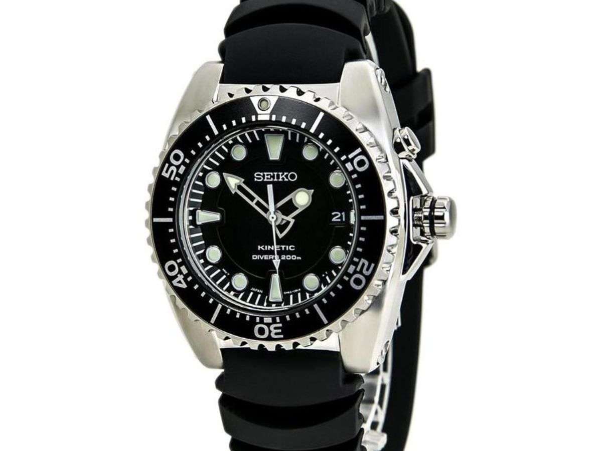Seiko Kinetic SKA413 được phủ một lớp dạ quang lên kim và vạch chỉ giờ