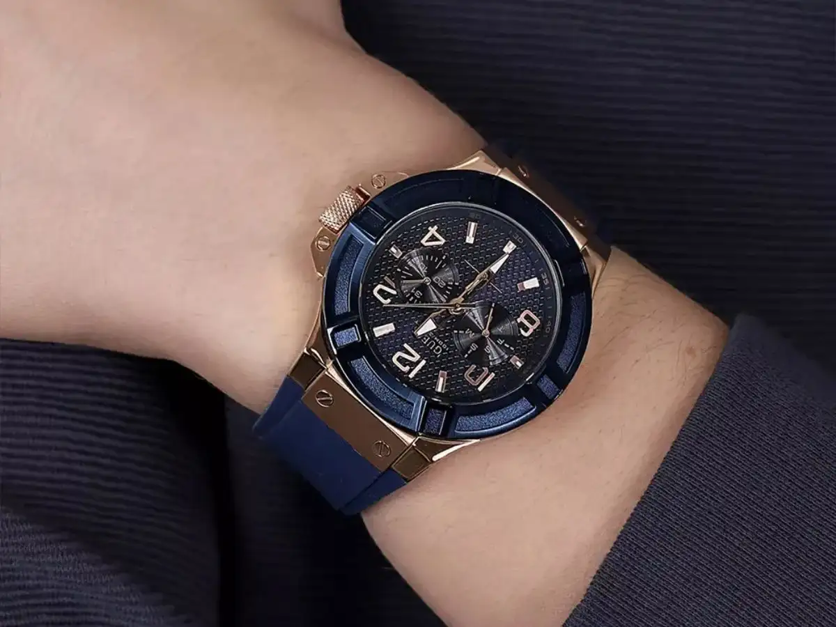 Guess U0247G3 là “ứng viên” sáng giá trong top các mẫu đồng hồ dây cao su bơi lội