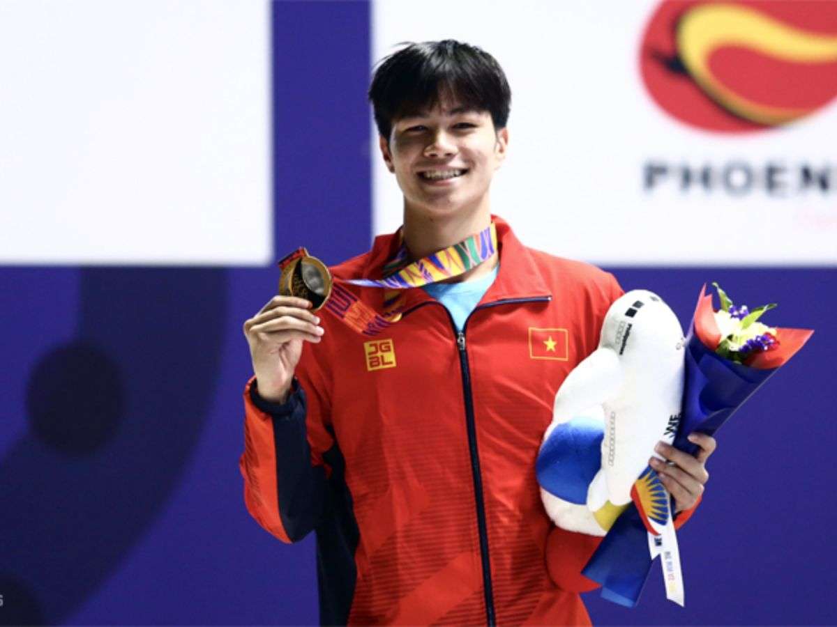 Trần Hưng Nguyên trên bục nhận huy chương vàng SEA Games