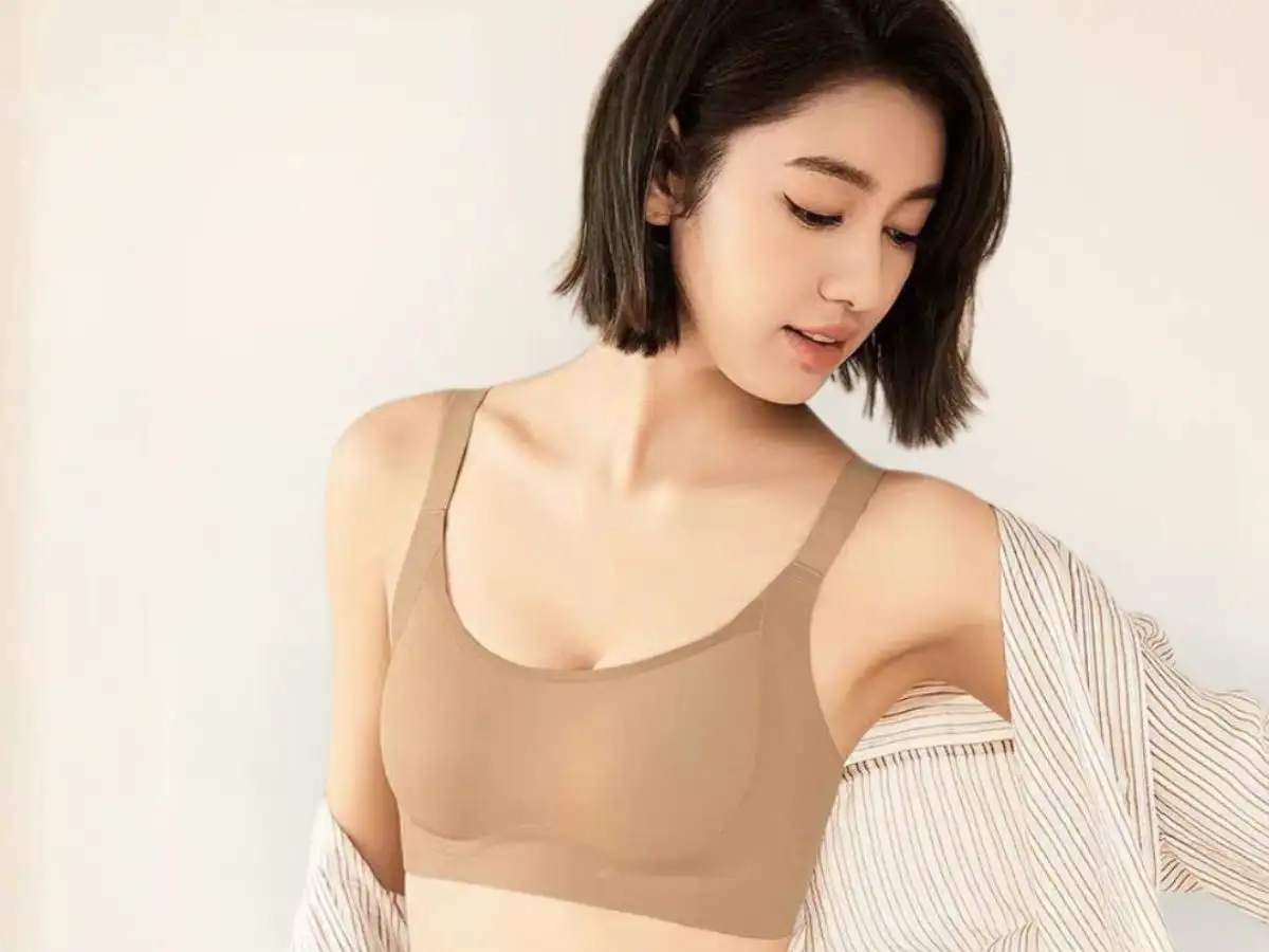 Lựa chọn số một và an toàn nhất khi mặc sơ mi trắng chính là áo lót màu da