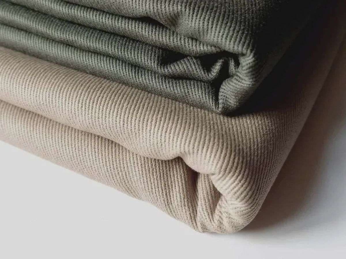 Chất liệu kaki nổi bật với sự bền bỉ, thoải mái và dễ chăm sóc