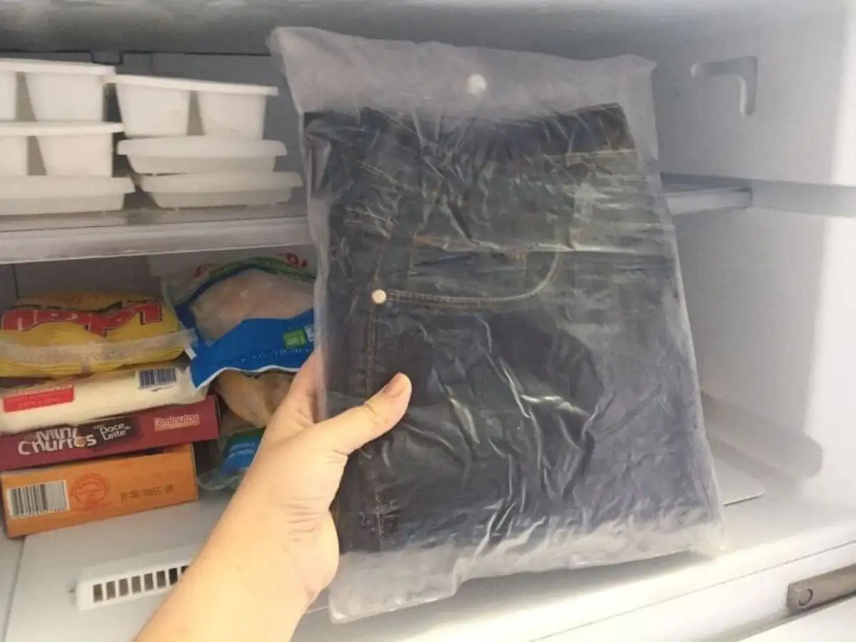 Cho quần jean vào túi zip trước khi bỏ tủ lạnh