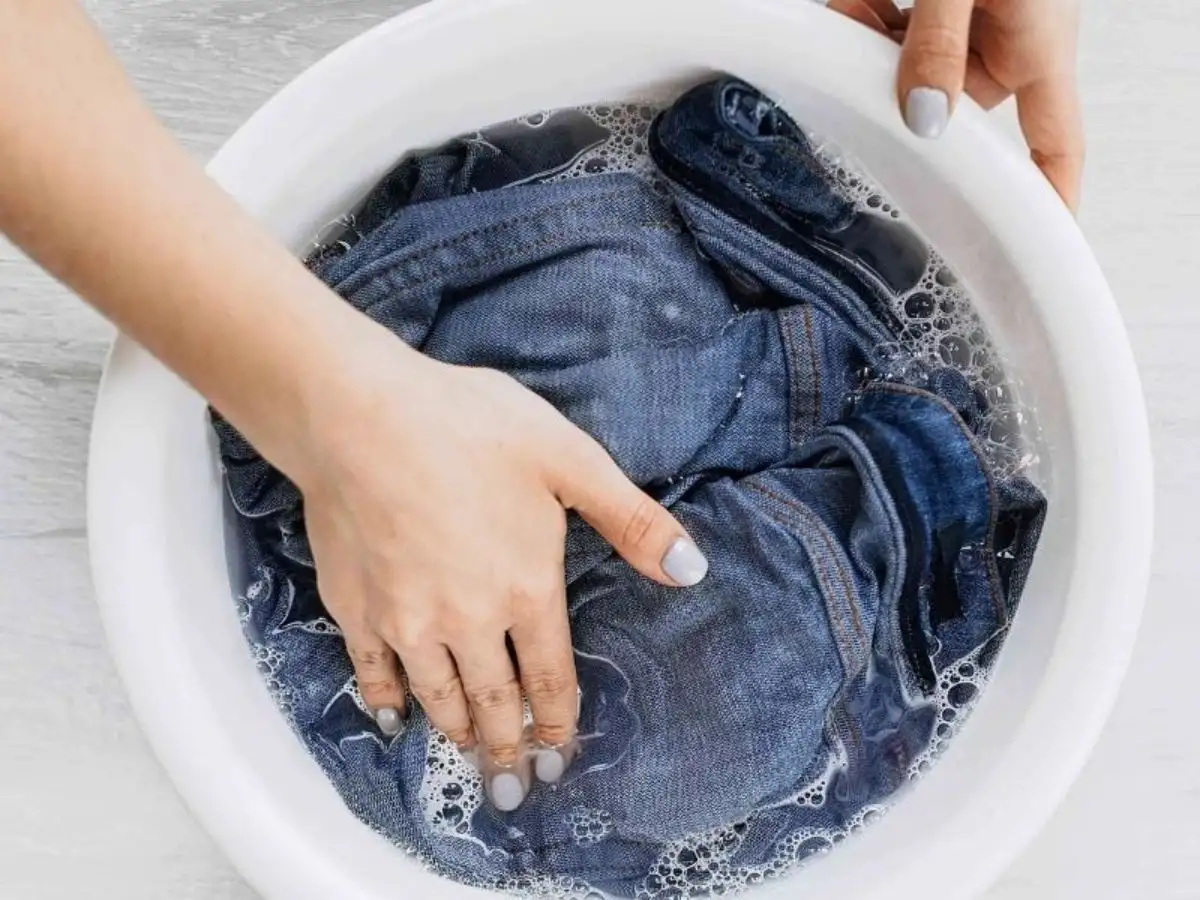 Trong lần giặt đầu tiên bạn hãy ngâm đồ Jean với nước ấm