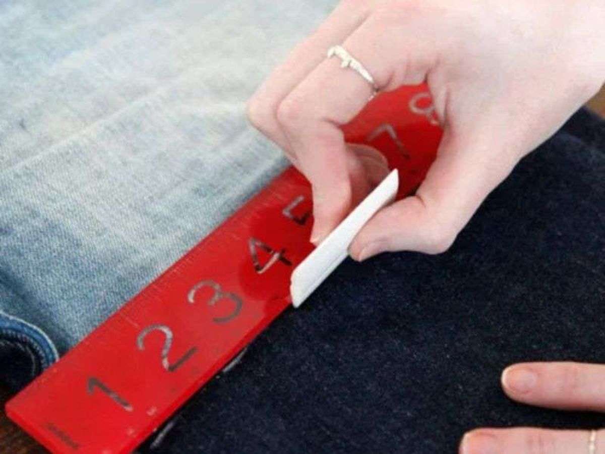 Dùng phấn đánh dấu một điểm nhỏ ở độ dài bạn thấy ưng ý