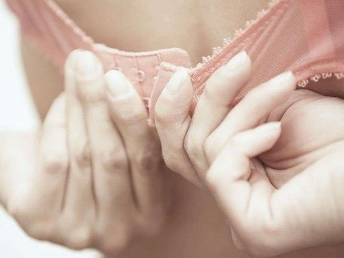 Cách cởi áo lót cài sau bằng hai tay