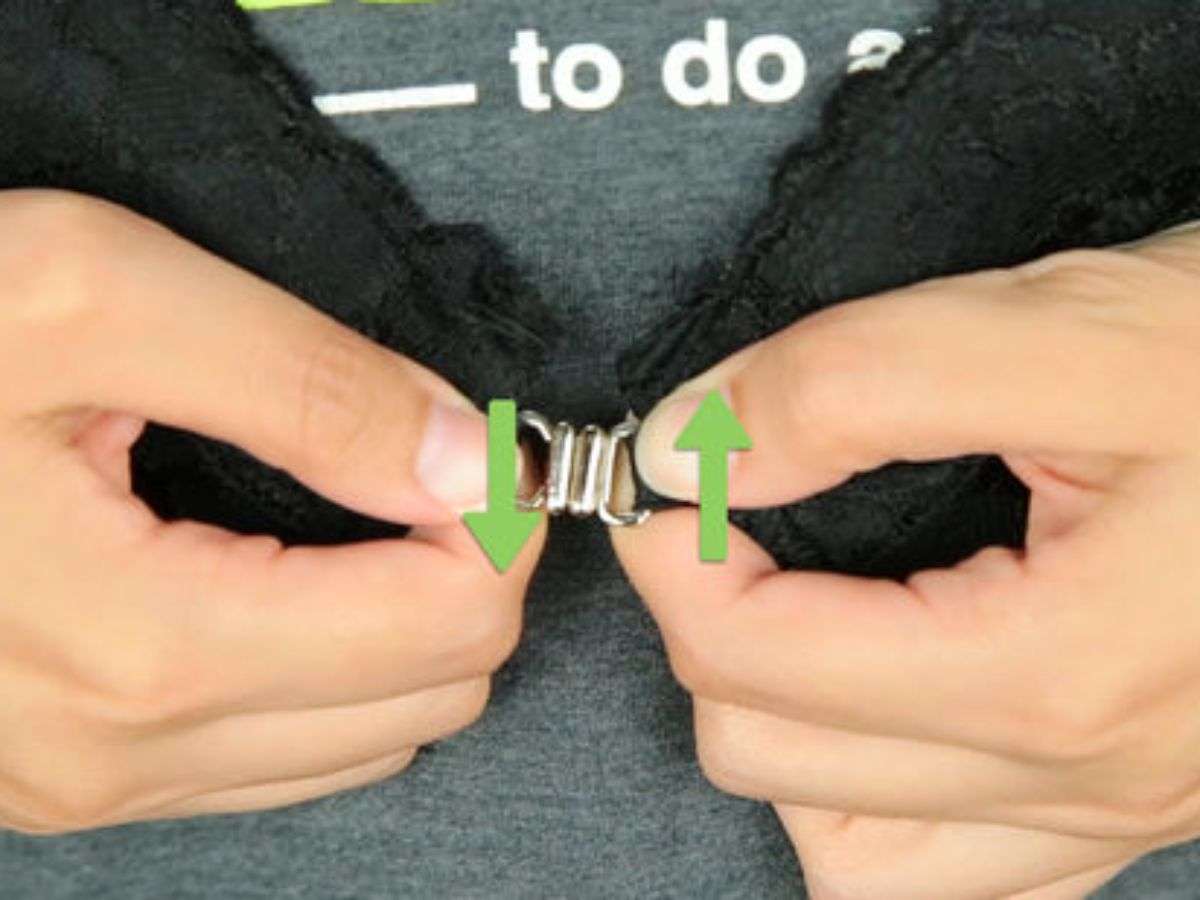 Cách cởi áo lót cài trước 