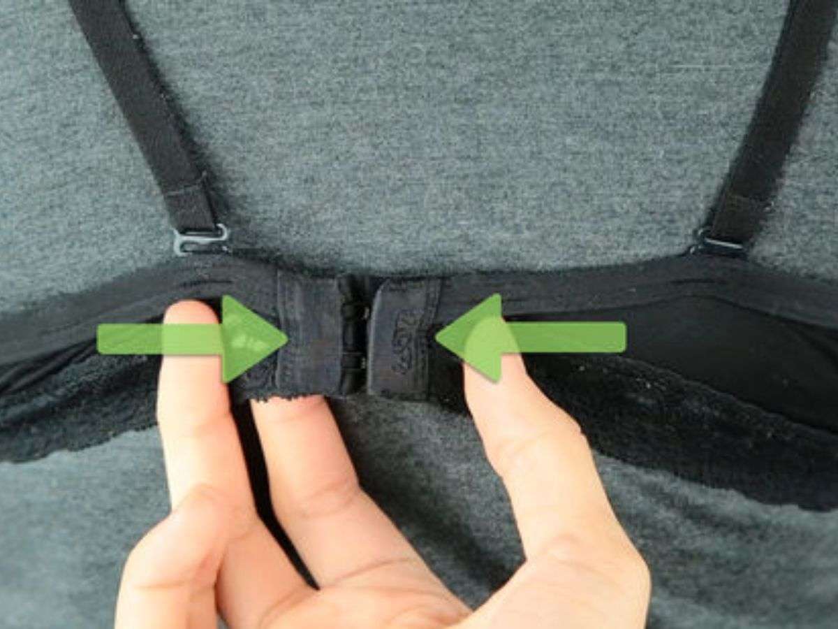 Tự cởi áo lót bằng một tay