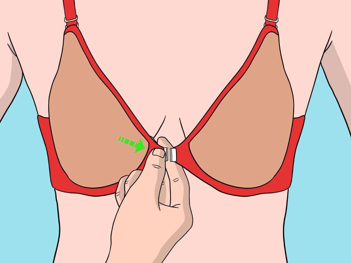 Thao tác cởi áo lót từ phía trước cho nam giới