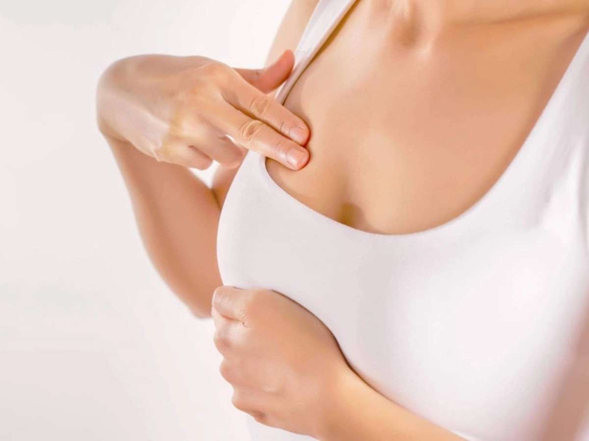 Làm sạch và lau khô ngực trước khi mặc áo