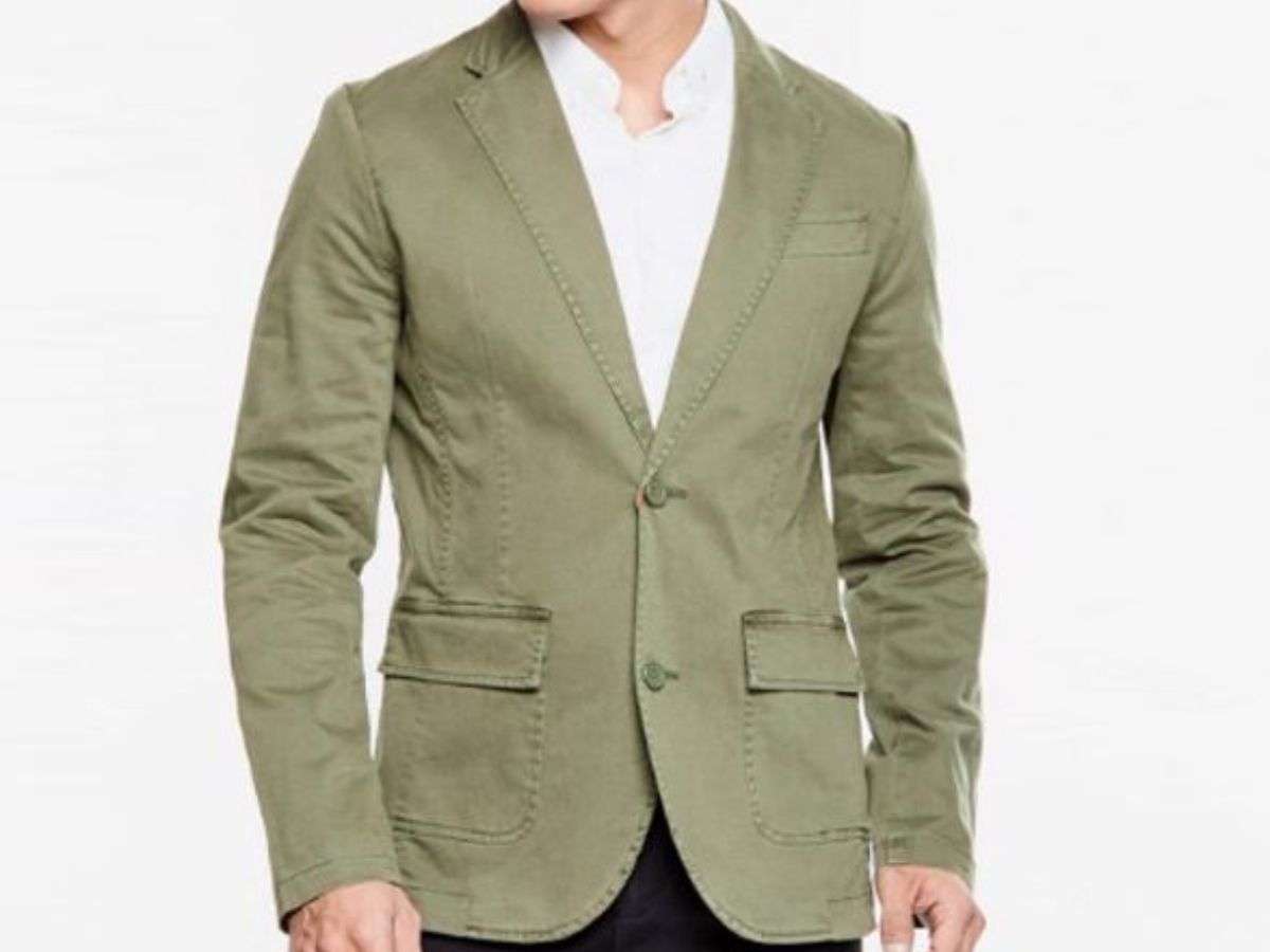 Áo khoác blazer kaki kết hợp giữa sự lịch lãm và thoải mái
