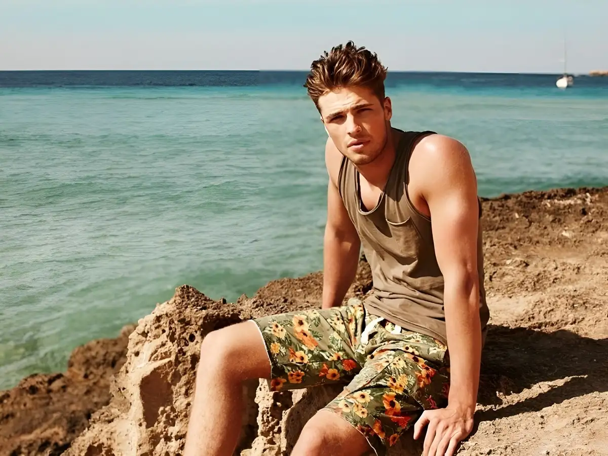 Phối áo tank top với quần short đi biển