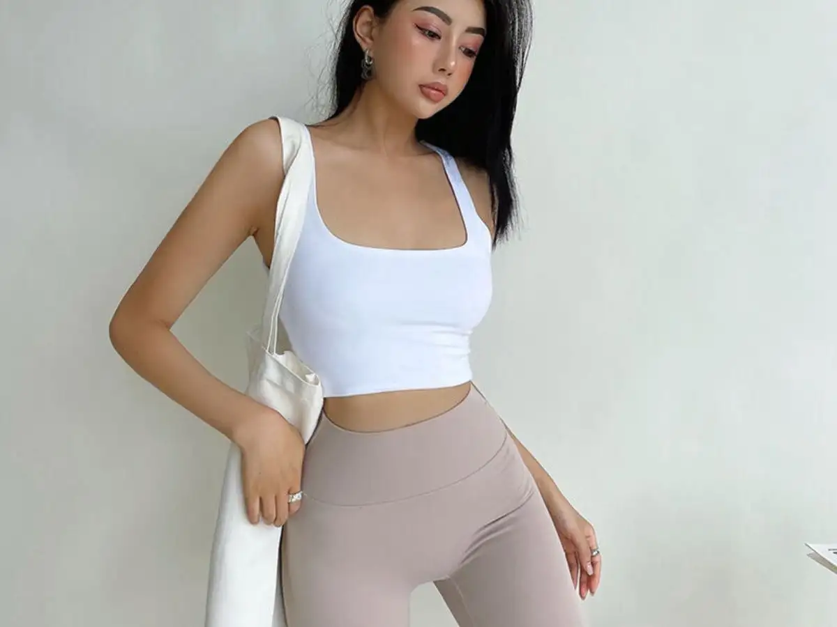 Tối giản, mát mẻ: Quần legging + Áo hai dây