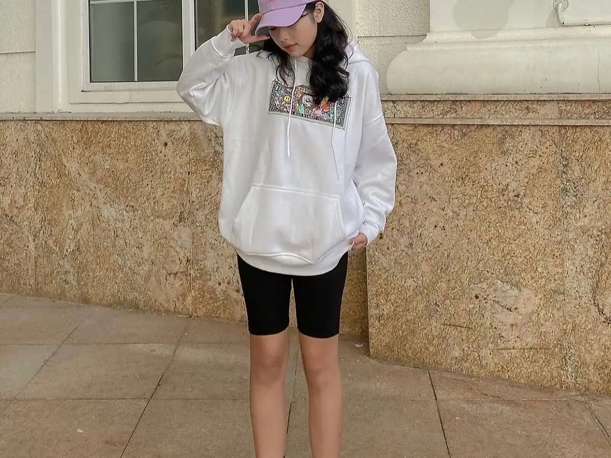 Phong cách Street style: Quần legging + Áo hoodie/sweatshirt mỏng