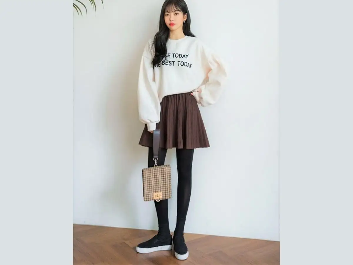 Năng động, độc đáo: Quần legging + Chân váy/váy suông ngắn bên ngoài