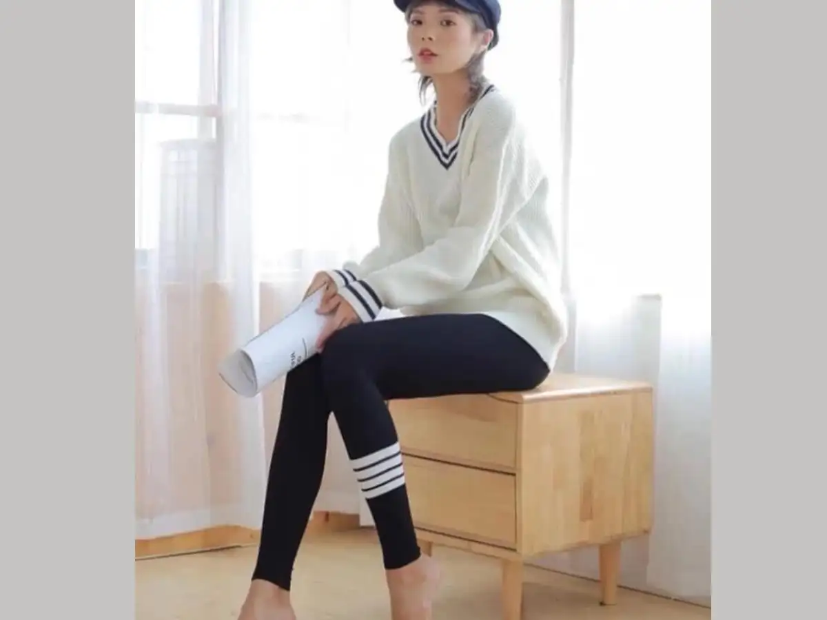 Về nhà/Đi cafe: Quần legging + Áo len/áo nỉ mỏng (dáng thụng)