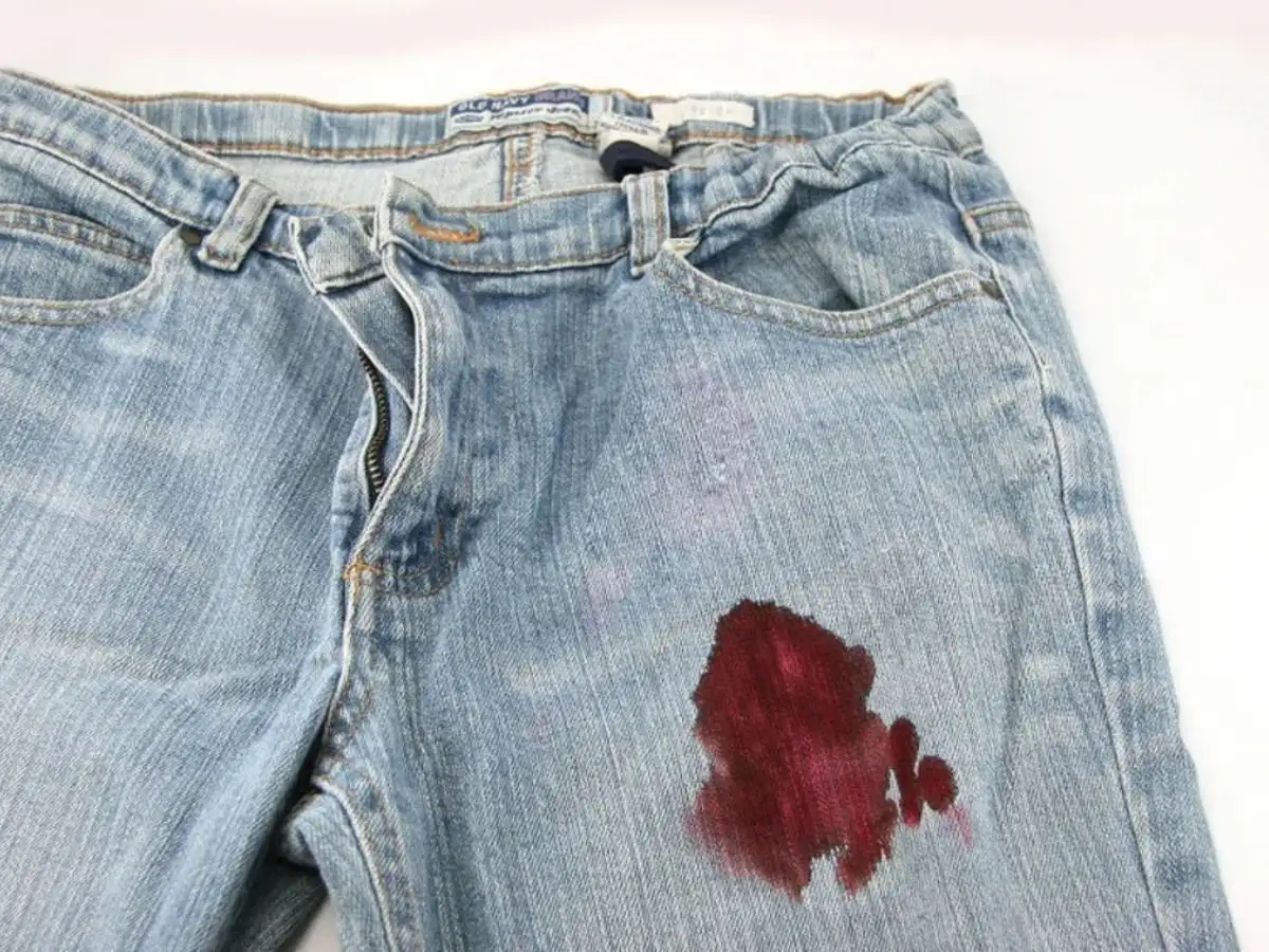 Vết máu khô có thể khó giặt ra nếu để quá lâu