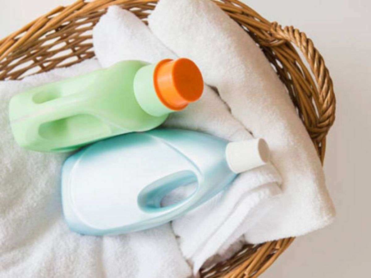 Chuẩn bị khăn mềm, xà phòng dịu nhẹ và nước ấm để vệ sinh áo bra dán