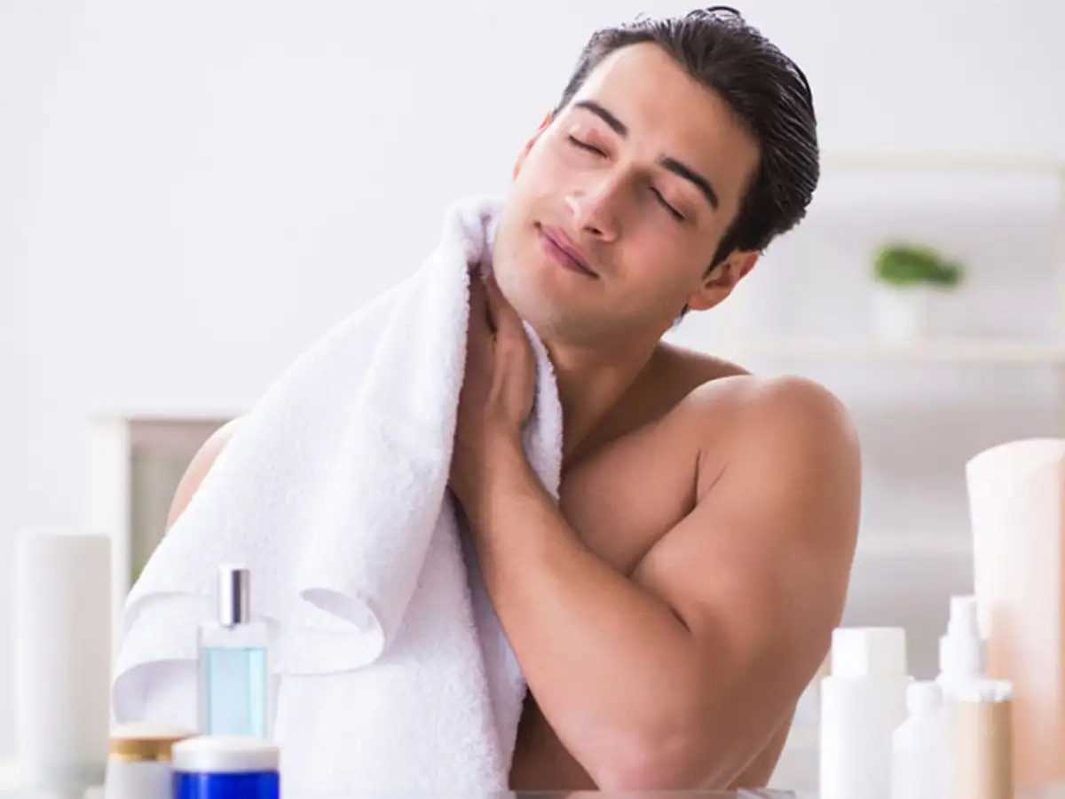 Lau khô sau khi vệ sinh để bảo vệ sức khỏe vùng kín