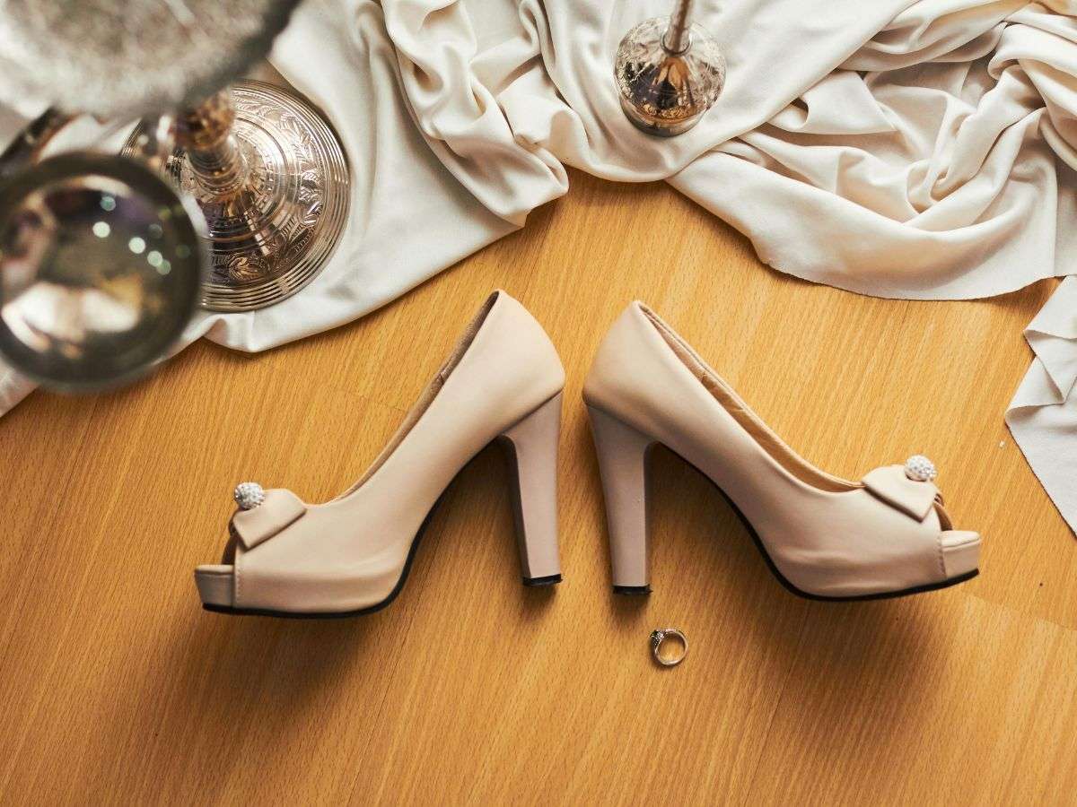 Giày hở mũi được làm mới để phù hợp hơn với xu hướng thời trang hiện đại