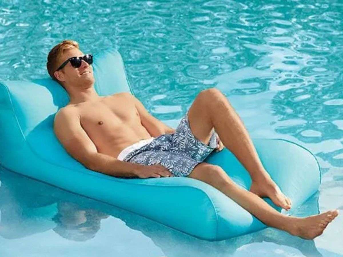 Chụp với kính râm, mũ, sách: Tạo điểm nhấn phong cách, cool ngầu.