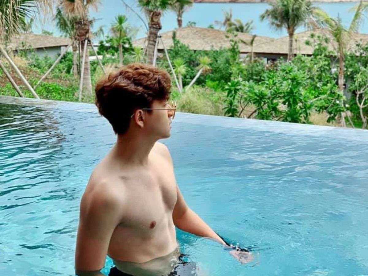 Chụp ngược sáng lấy silhouette huyền bí: Tạo hiệu ứng ấn tượng, giấu khuyết điểm.
