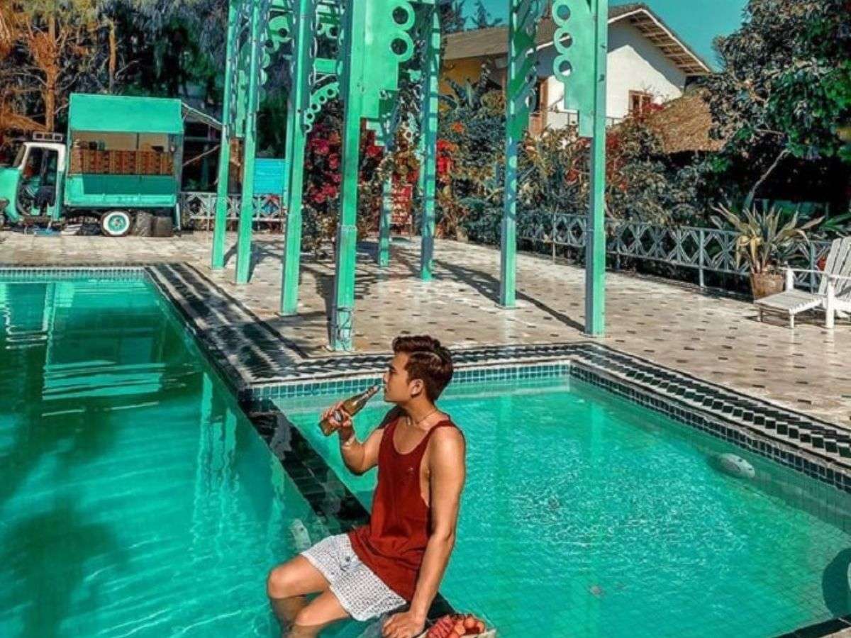 Ngồi thành bể, chân thả nước: Tự nhiên, thoải mái, dễ áp dụng.
