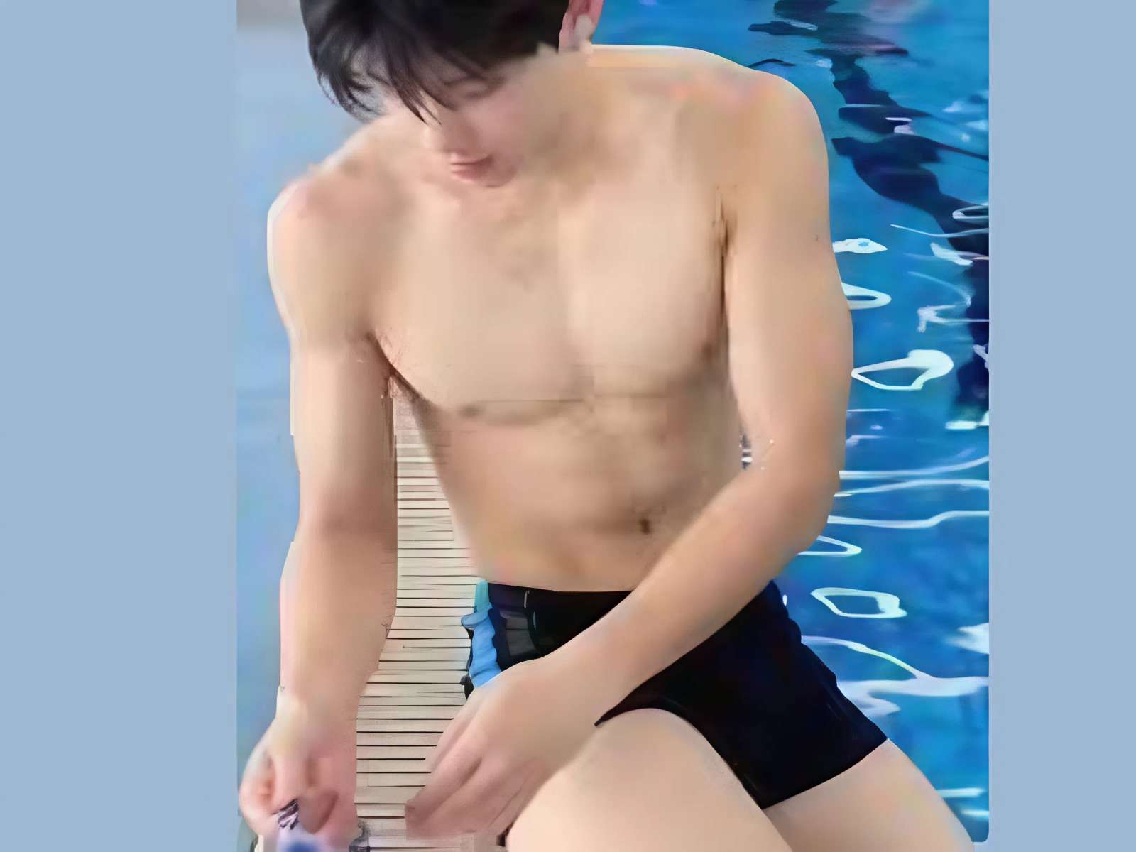 Dáng ngồi khoe cơ bụng/vai: Tận dụng trọng lực khi ngồi.