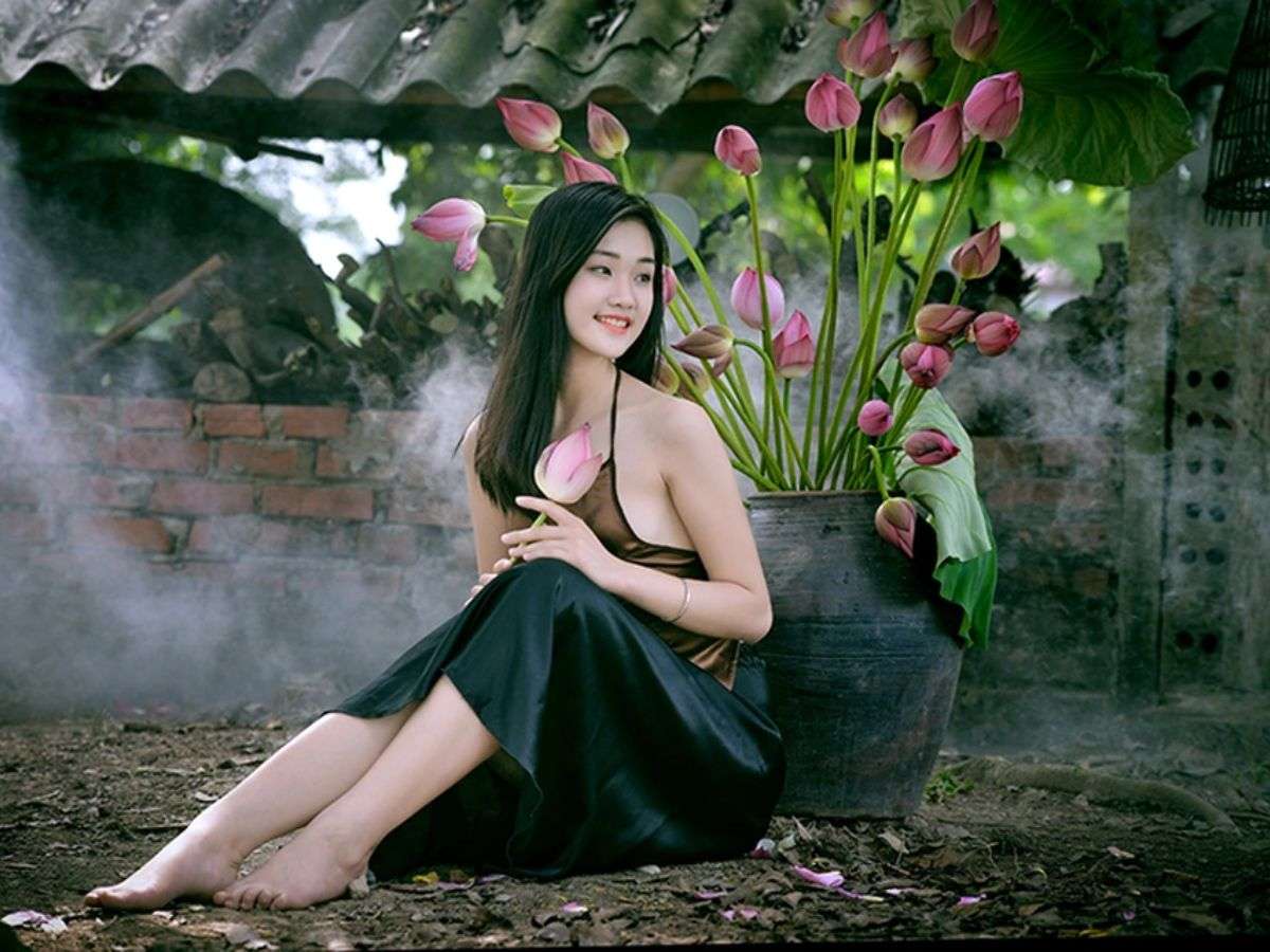 Khi chọn đúng nội y, bạn có thể tự tin diện áo yếm mà không lo mất điểm