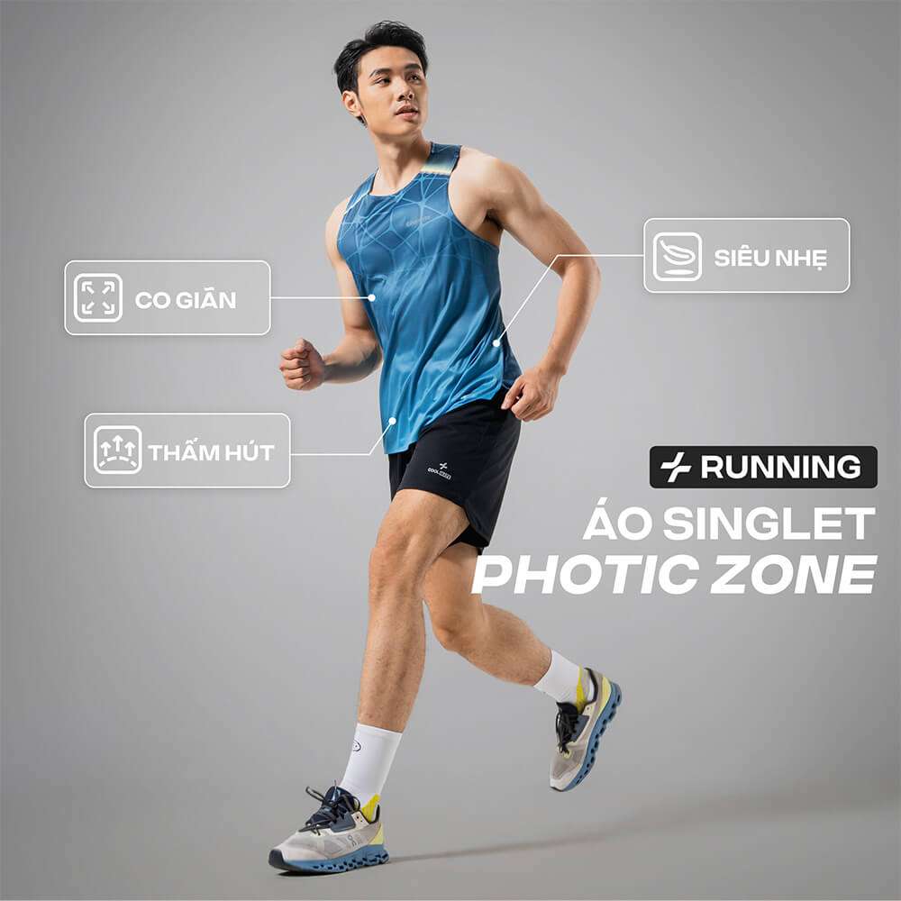 Người mẫu nam mặc áo singlet chạy bộ Graphic Photic Zone và quần short thể thao Coolmate