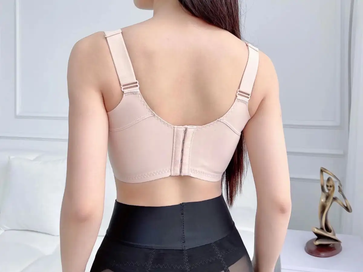 Áo ngực dây đai lưng bản to, cổ sâu không chỉ mang đến sự thoải mái mà còn giúp tôn lên đường cong cơ thể
