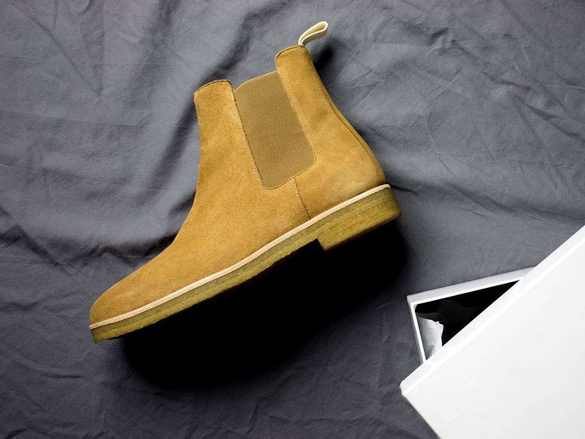 Để Chelsea boots luôn bền đẹp, bạn cần chăm sóc đúng cách tùy theo chất liệu giày