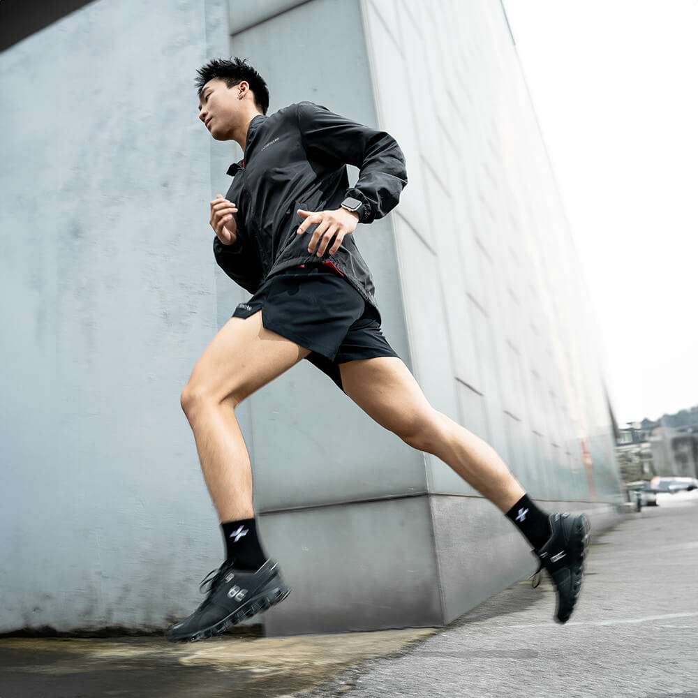 Runner nam mặc áo khoác chạy bộ Coolmate Fast and Free