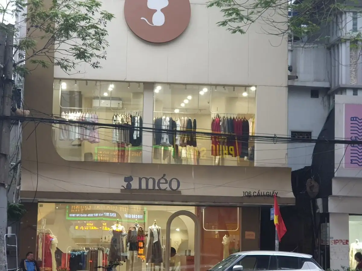 Méo Shop, được thành lập từ năm 2012, đã nhanh chóng trở thành một điểm đến quen thuộc của tín đồ thời trang nữ tại Hà Nội
