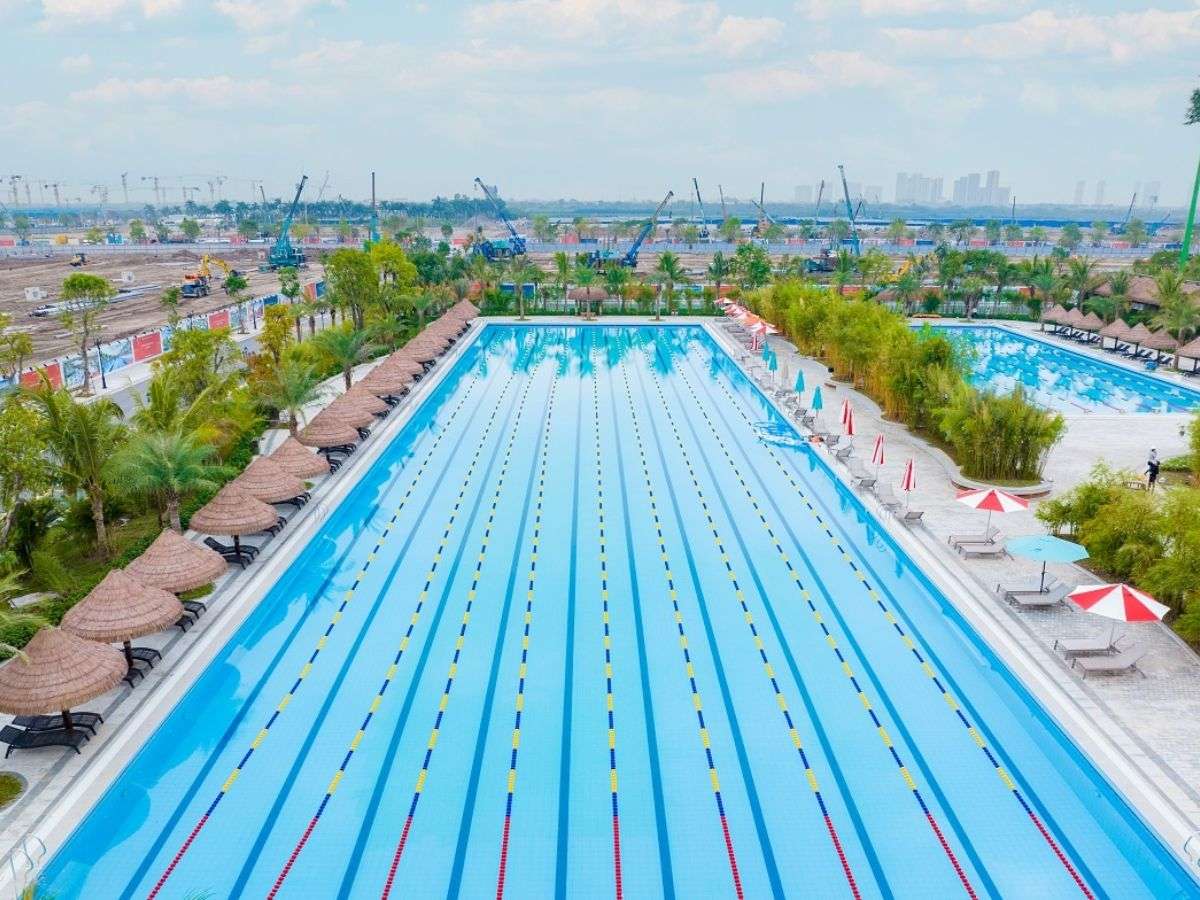 Làn bơi được ngăn cách bởi dây phao trong các hồ bơi