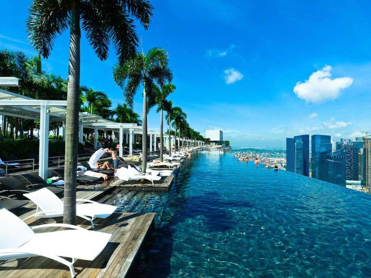 Bể bơi vô cực trên tầng thượng khách sạn Marina Bay Sands là một điểm đến mơ ước