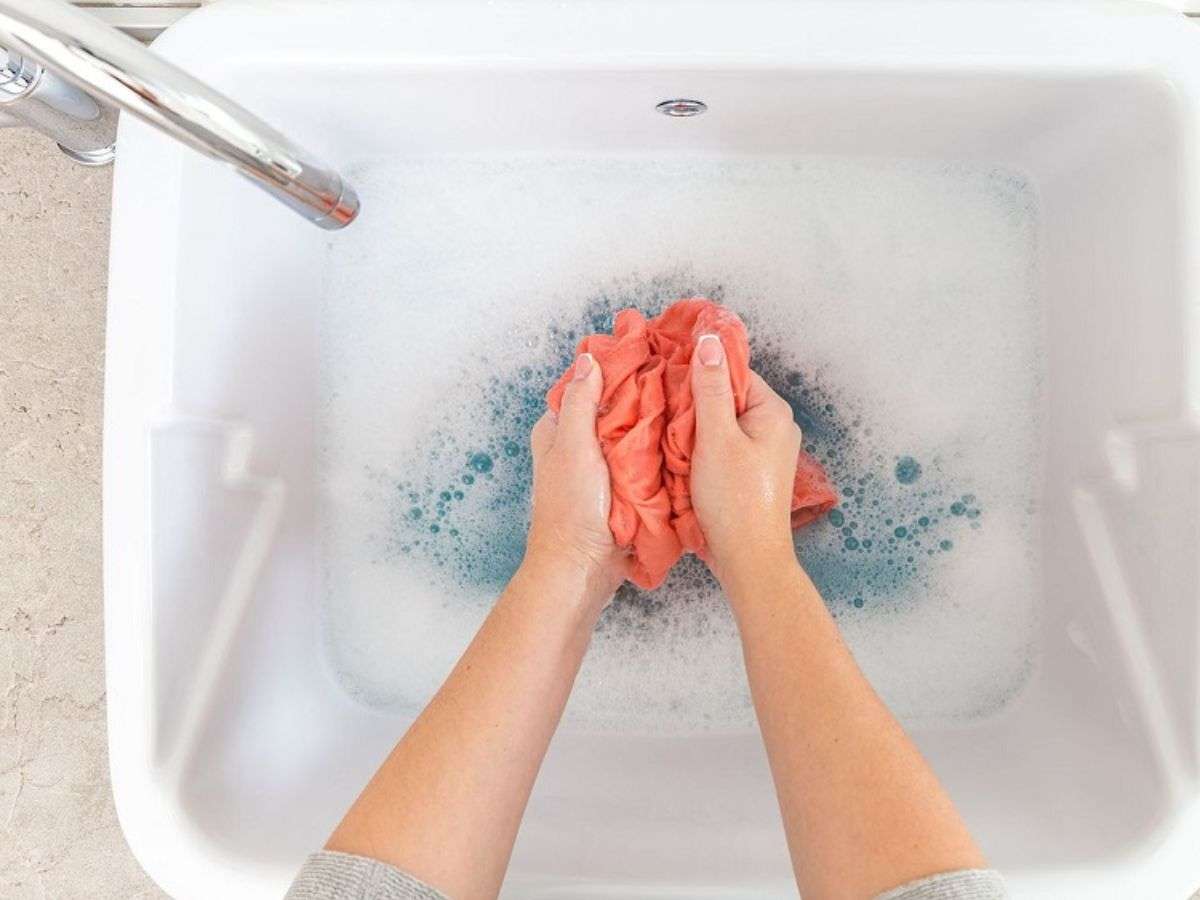 Để chiếc bra luôn bền đẹp và giữ được độ đàn hồi, hãy chăm sóc chúng đúng cách