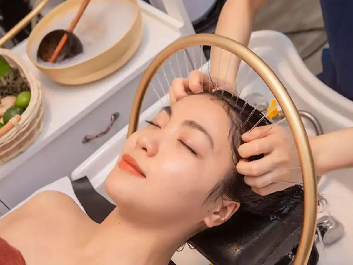 Gội đầu dưỡng sinh là một liệu trình chăm sóc toàn diện, kết hợp kỹ thuật massage