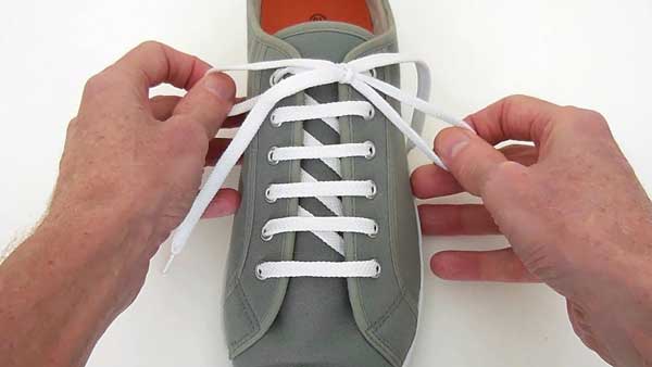 cách thắt dây giày sneaker